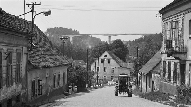 Snmek je z lta roku 1969. U stla hrub stavba mostu pes dol eky elivky. Obci zbvaly posledn roky do zatopen.