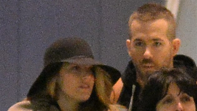 Ryan Reynolds s manželkou a dítětem na letišti v New Yorku