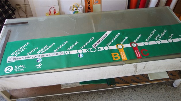 Dopravní podnik začal v souvislosti s blížícím se otevřením nových stanic metra měnit informační tabule ve vestibulech a nástupištích (3.3.2015)