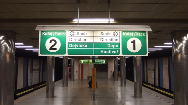 Dopravní podnik začal v souvislosti s blížícím se otevřením nových stanic metra měnit informační tabule ve vestibulech a nástupištích (3.3.2015)