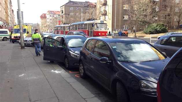 Nehoda na Koněvově ulici zablokovala dopravu na 18 minut.