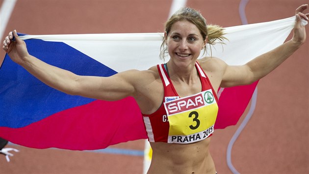 S VLAJKOU V ZÁDECH. Tak se slaví medaile. A Eliška Klučinová získala na halovém mistrovství Evropy v pětiboji bronz.