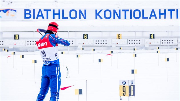 Michal lesingr pi nástelu ped sprintem na mistrovství svta v Kontiolahti.