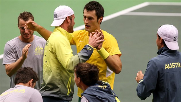 POSTUPOV RADOST. Bernard Tomic slav s dalmi leny australskho tmu po daviscupovm souboji v Ostrav.