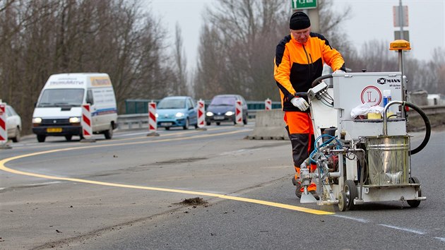 Opravy Orlickho mostu na Gorov okruhu v Hradci Krlov (23.2.2015).