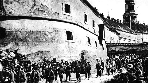 Fotografie zmku v Nchod, pochz z pohbu prince Schaumburg-Lippe v roce 1906.