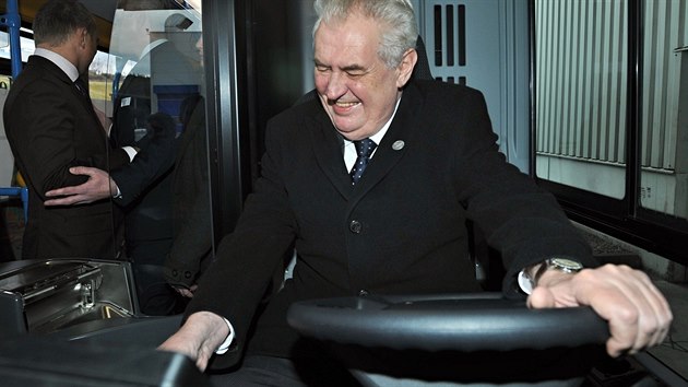 Prezident si v holovsk firm Evobus vyzkouel, jak se sed za volantem autobusu, kter tu vyrbj.