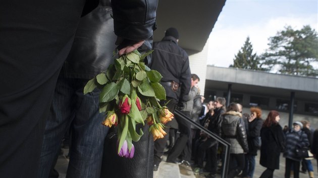 V Uherském Brodě se konal první z řady pohřbů obětí masakru v restauraci Družba.