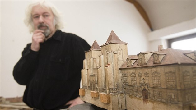 Akademický malíř Jiří Grossmann restauruje sto let starý papírový model Prahy.