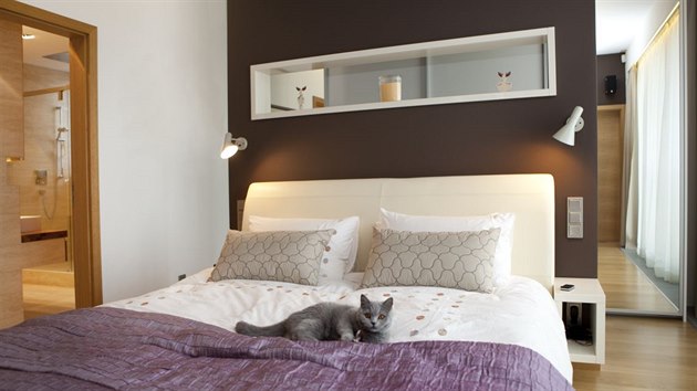 Z ložnice lze vstoupit přímo do koupelny, kočičí spolubydlící si rád pohoví i v posteli, která mu nepatří.