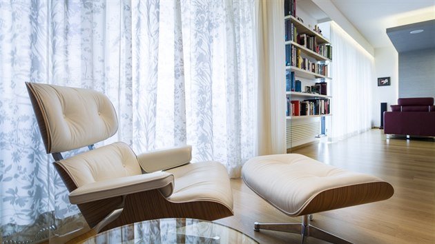 Vizuální měkkost dodávají obývacímu pokoji  průhledné difúzní záclony.