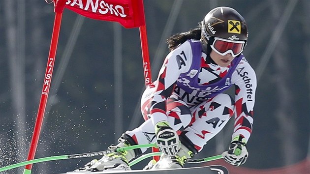 Rakousk lyaka Anna Fenningerov na trati superobho slalomu v Bansku.
