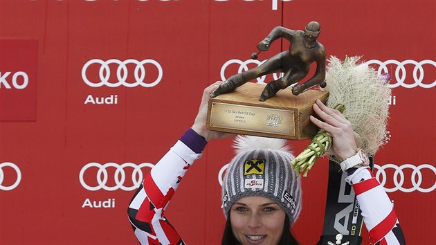 Rakousk lyaka Anna Fenningerov s trofej pro vtzku supeobho slalomu v Bansku.