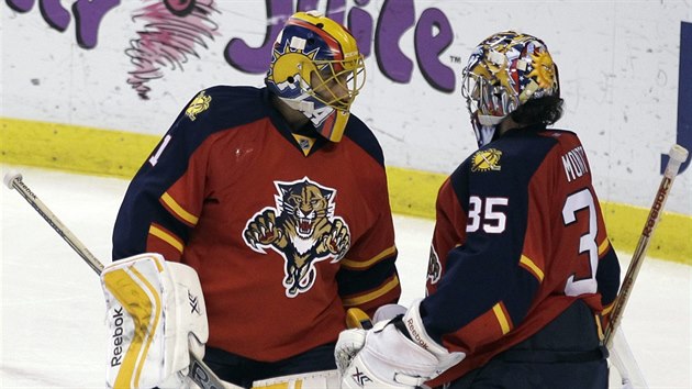 Brank Roberto Luongo (vlevo) std zrannho floridskho parka Ala Montoyu. I Luongo se zranil, ale zpas se sebezapenm dochytal.