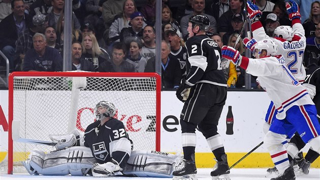 Tom Plekanec (v poped vpravo) z Montrealu se raduje se spoluhrem  Alex Galchenyukem z glu v zpase s Los Angeles. Brank Jonathan Quick a  Matt Geene jen smutn pihlej.