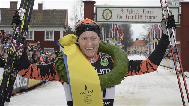 Norsk bec na lych Petter Eliassen se raduje z triumfu ve Vasov bhu.