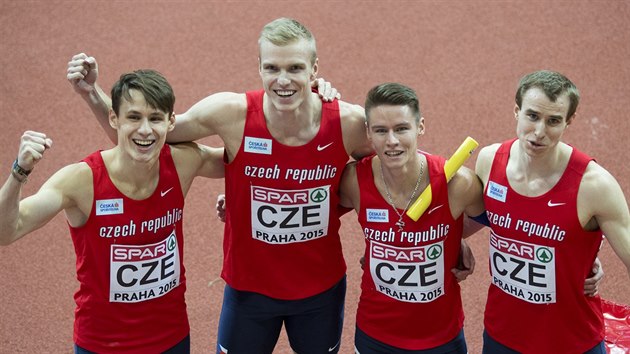 Bronzov tafeta na 4x400 metr. Zleva Daniel Nmeek, Patrik orm,  Pavel Maslk a Jan Tesa.