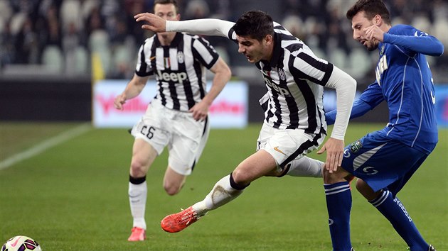 Alvaro Morata (vlevo) z Juventusu v souboji s  Alessandrem Longhim ze Sassuola.