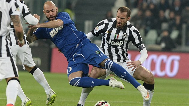 Simone Zaza (vlevo) ze Sassuola pad po stetu s Giorgim Chiellinim z Juventusu.