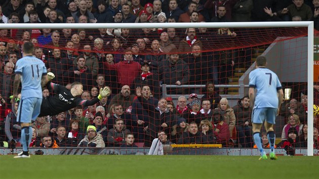 Joe Hart (uprosted) z Manchesteru City let vzduchem marn, za jeho zda se trefil Philippe Coutinho z Liverpoolu.