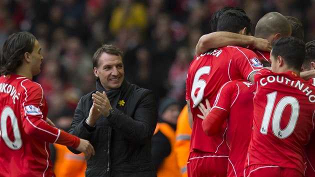 Liverpoolsk trenr Brendan Rodgers se raduje se svmi svenci z vhry.