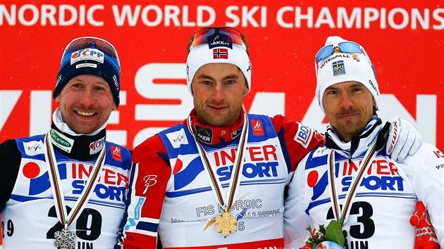 STUPN VTZ. Luk Bauer (vlevo) si z padestky ve Falunu odveze svtov stbro, pedil ho jen fenomenln Nor Petter Northug. Tetm v cli byl Johan Olsson ze vdska.