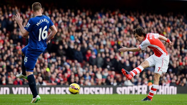 Tom Rosick (vpravo) z Arsenalu vysl glovou stelu na branku Evertonu.