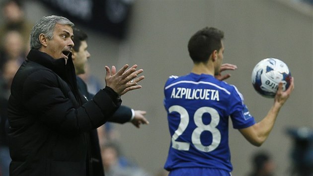 Cesar Azpilicueta z Chelsea se chyst k autovmu vhazovn, jeho trenr Jose Mourinho povzbuzuje sv dal svence.