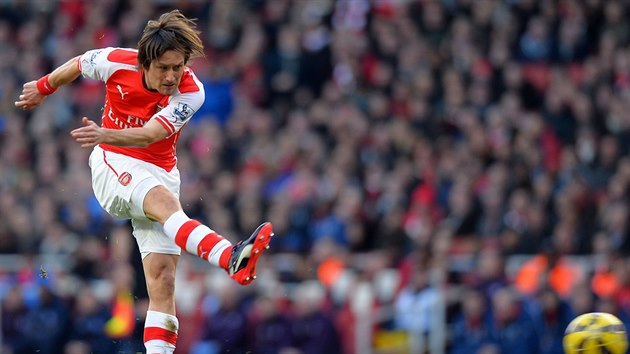 Tomá Rosický z Arsenalu pálí na branku Evertonu.