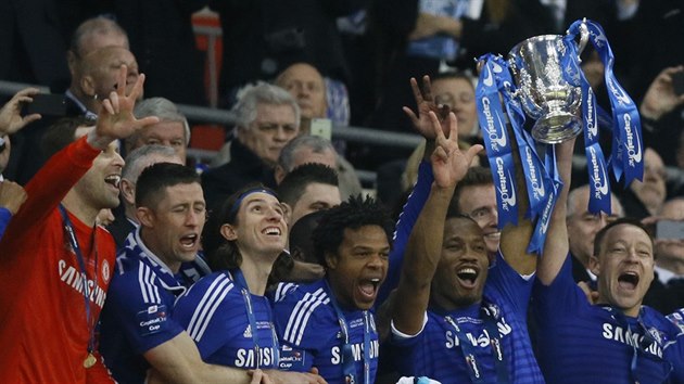 Fotbalisté Chelsea s trofejí pro vítze anglického Ligového poháru.