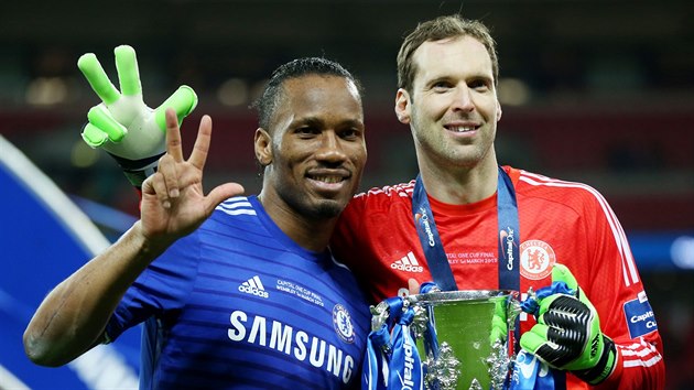 Didier Drogba (vlevo), Petr ech a Ligov pohr, kter vyhrli s Chelsea.