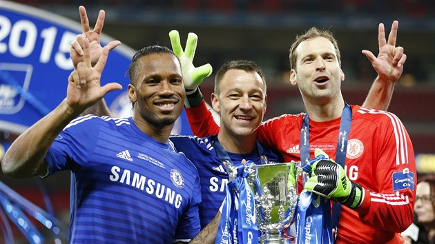 Didier Drogba, John Terry, Petr ech (zleva) a Ligov pohr, kter vyhrli s Chelsea.