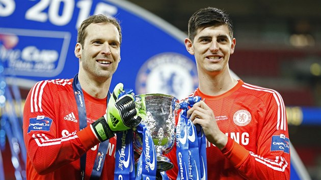 Petr ech (vlevo), Thibaut Courtois a Ligový pohár, který vyhráli s Chelsea.