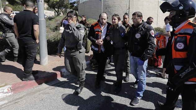 Izraelt zchrani oetuj rann po toku Palestince, kter najel autem do chodc a zranil nkolik policistek (Jeruzalm, 6. bezna 2015).