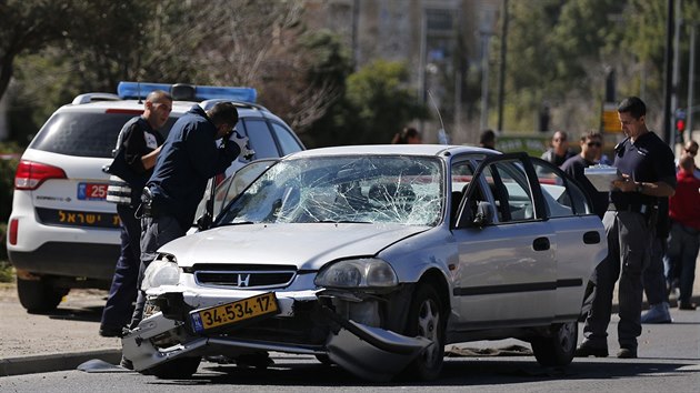 Palestinec najel autem do chodc a zranil nkolik policistek (Jeruzalm, 6. bezna 2015).