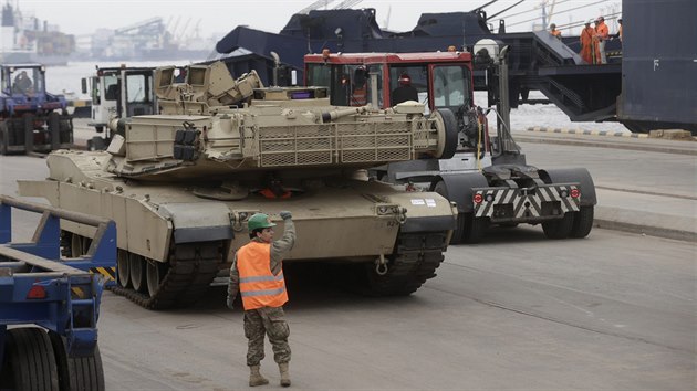 Hlavn bojov tank M1 Abrams americk armdy v riskm pstavu (Lotysko, 9. bezna 2015).