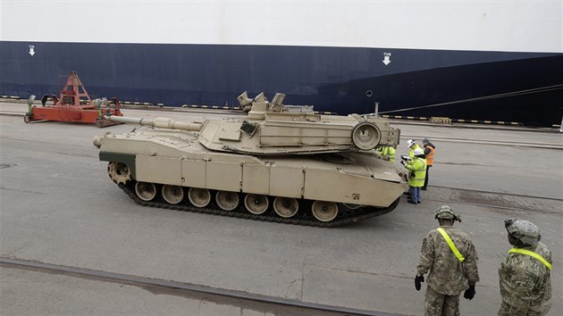 Hlavní bojový tank M1 Abrams americké armády v rižském přístavu (Lotyšsko, 9. března 2015).