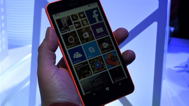 Microsoft Lumia 640 XL na veletrhu MWC v Barcelon