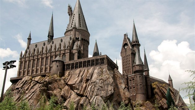 Hrad Bradavice vyrostl na Florid. V roce 2010 byl v Orlandu na Florid oteven nov zbavn park Kouzeln svt Harryho Pottera s kopi hradu v Bradavicch, ve kterm sdl kola ar a kouzel. 