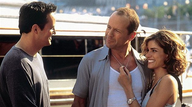 Matthew Perry, Bruce Willis a Amanda Peetov ve filmu Mj soused zabijk (2000)