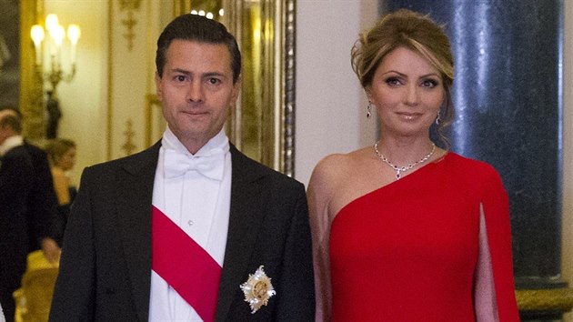 Mexick prezident Enrique Pena Nieto a jeho manelka Angelica Rivera v Buckinghamskm palci  (Londn, 3. bezna 2015)