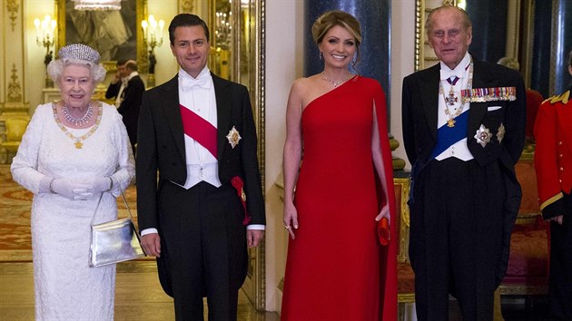 Britsk krlovna Albta II., mexick prezident Enrique Pena Nieto, jeho manelka Angelica Rivera a britsk princ Philip Mexick prezident Enrique Pena Nieto a jeho manelka Angelica Rivera na veei v Buckinghamskm palci  (Londn, 3. bezna 2015)