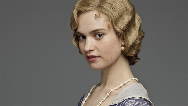 Lily Jamesov v serilu Panstv Downton