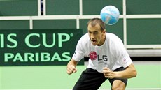 Luká� Rosol jako hlavi�ká� p�i tréninkovém nohejbalu.