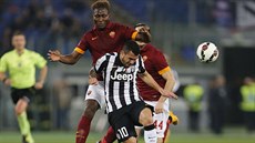 Mapou Yanga Mbiwa z AS �ím (vlevo) v tomto souboji nedal ani trochu prostoru...