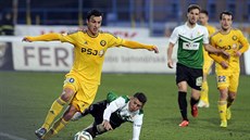 Jihlavský Peter �ulek se protáhl podél lajny, nestíhá ho Nermin Crnki� z...