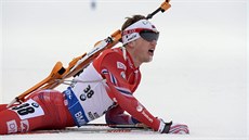 Norský biatlonista Tarjei Bö na trati sobotního sprintu upadl, pesto si dobhl...