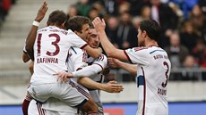 Fotbalisté Bayernu objímají Thomase Müllera, který dvěma góly otočil zápas v...