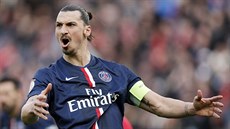 Zlatan Ibrahimovič se zlobí při utkání Paříže St. Germain proti Lensu.