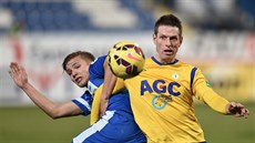 Ostrý souboj Martina Frýdka z Liberce (vlevo) s teplickým zálo�níkem �t�pánem...